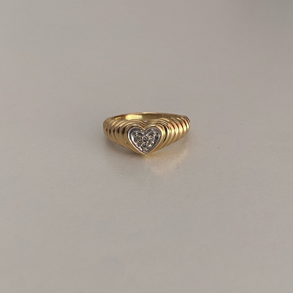 Vintage 14K Yellow Gold Heart Ring w/ Trio of Diamonds set in White Gold - Picture 2 of 9